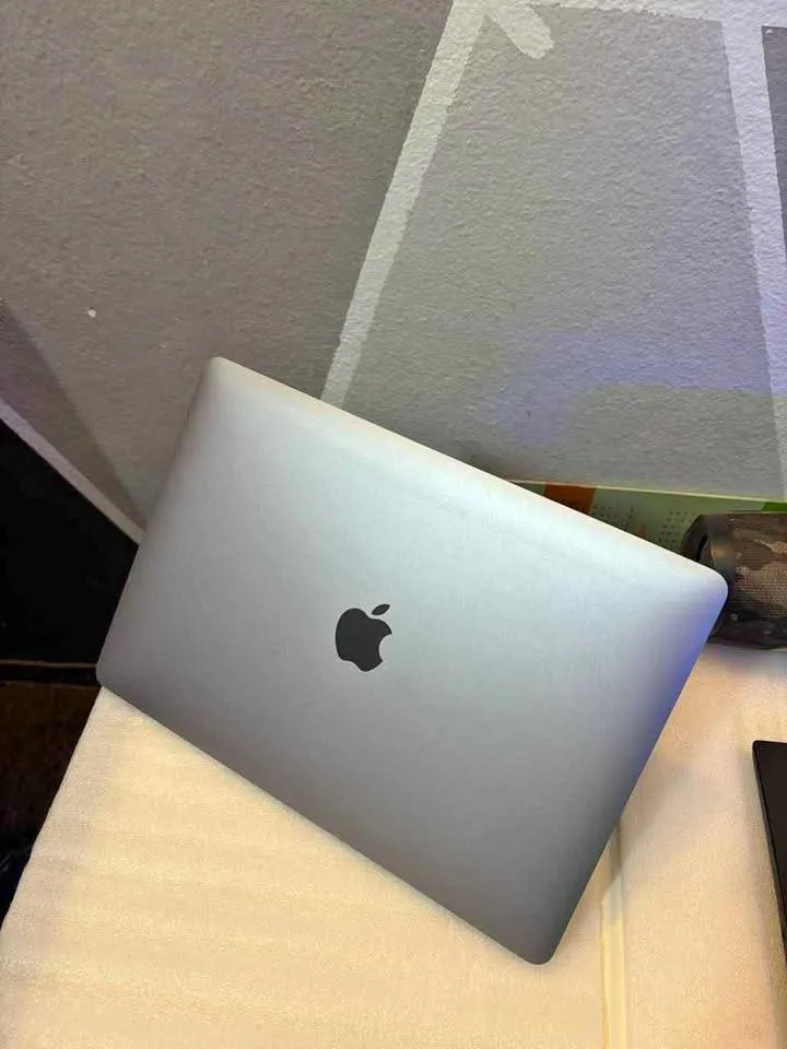 MacBook Pro 2020 — Puce M1 (avec Touch Bar) (image 1)