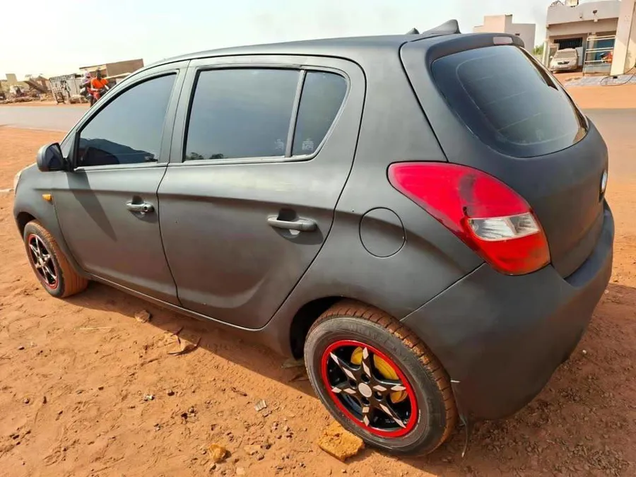 HYUNDAI i20 année 2011 (image 4)