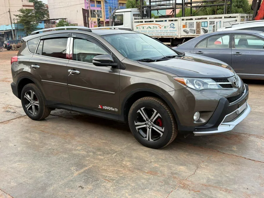 Toyota RAV4 XLE année 2014 à vendre (image 3)