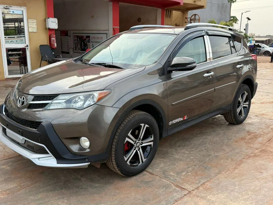 Toyota RAV4 XLE année 2014 à vendre (image 7)