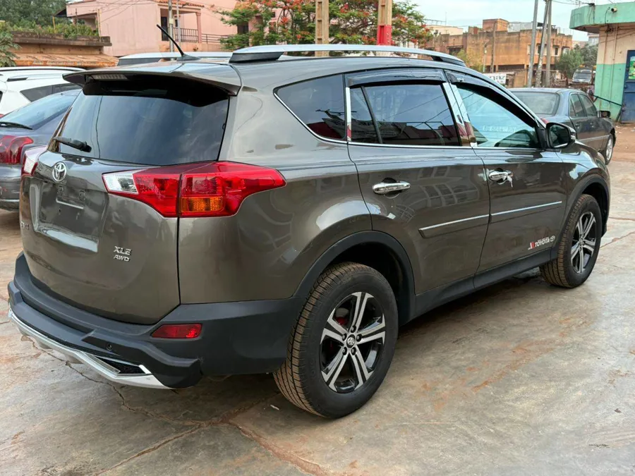 Toyota RAV4 XLE année 2014 à vendre (image 8)