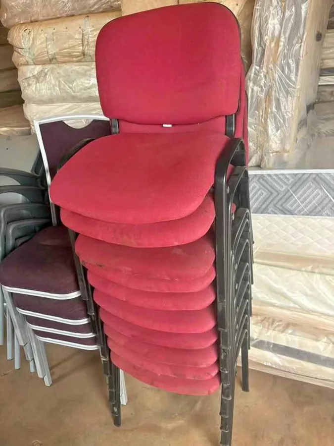 Chaise Casse Disponible (image 1)