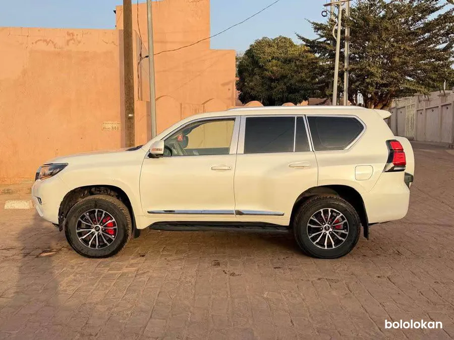 TOYOTA LAND CRUISER PRADO 2015 (image 9)