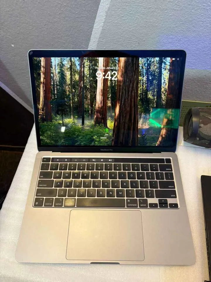 MacBook Pro 2020 — Puce M1 (avec Touch Bar) (image 6)