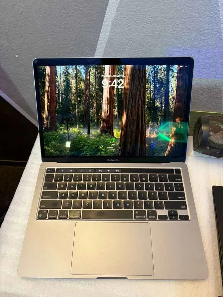 MacBook Pro 2020 — Puce M1 (avec Touch Bar) (image 2)