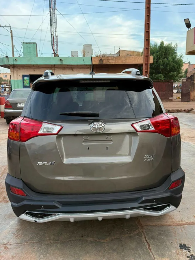 Toyota RAV4 XLE année 2014 à vendre (image 2)