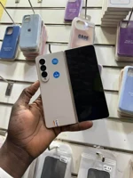 Samsung galaxy Z Fold4 256gb 12ARM 1SIM avec ESIM (thumb image 1)