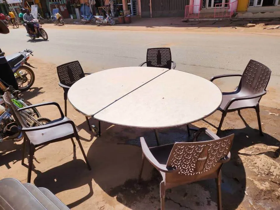 Europe 🇪🇺 Table à manger (image 2)