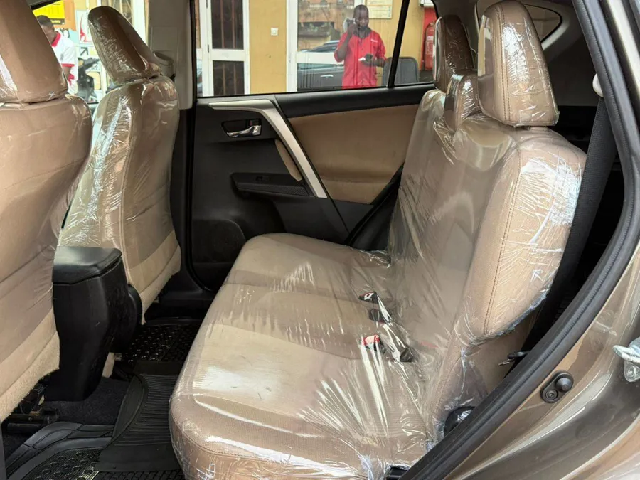 Toyota RAV4 XLE année 2014 à vendre (image 6)