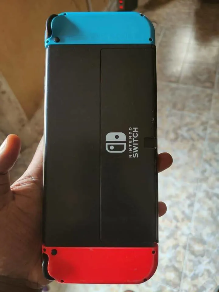 Nintendo Switch OLED (image 1)