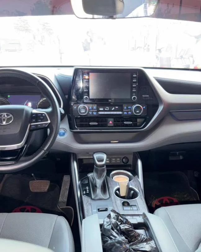 TOYOTA HIGHLANDER HYBRID ANNÉE 2022 (image 2)