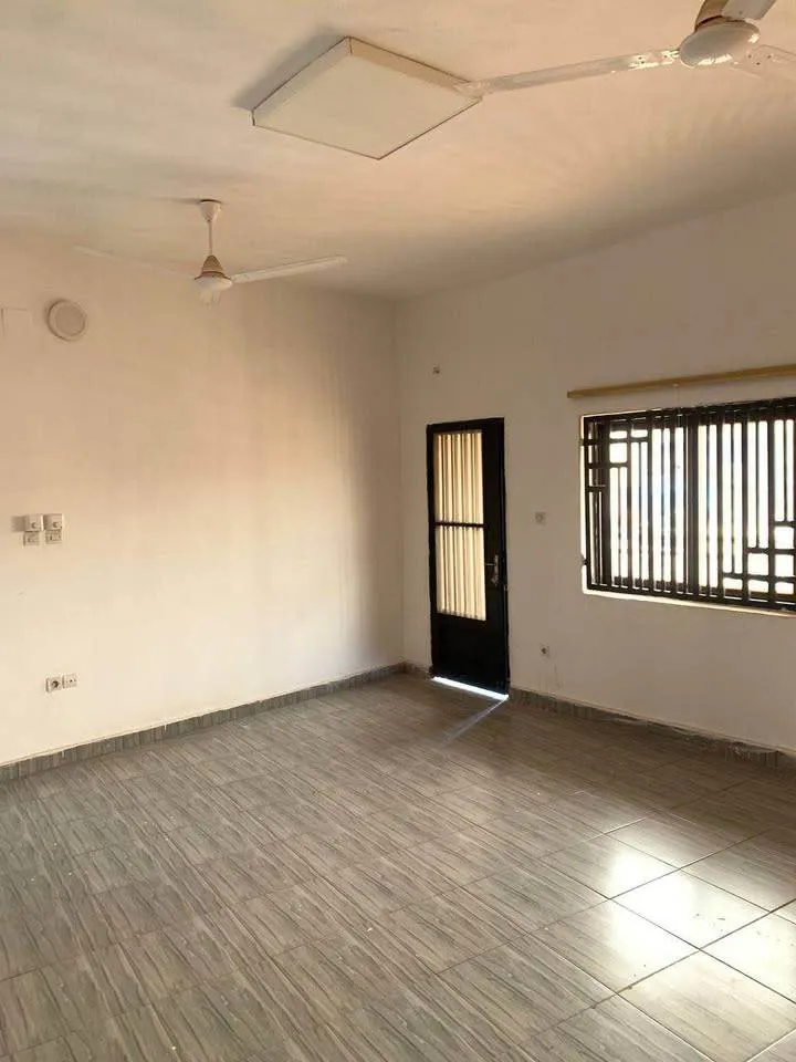 APPARTEMENT À LOUER À YIRIMADIO – BORD DU GOUDRON (image 3)