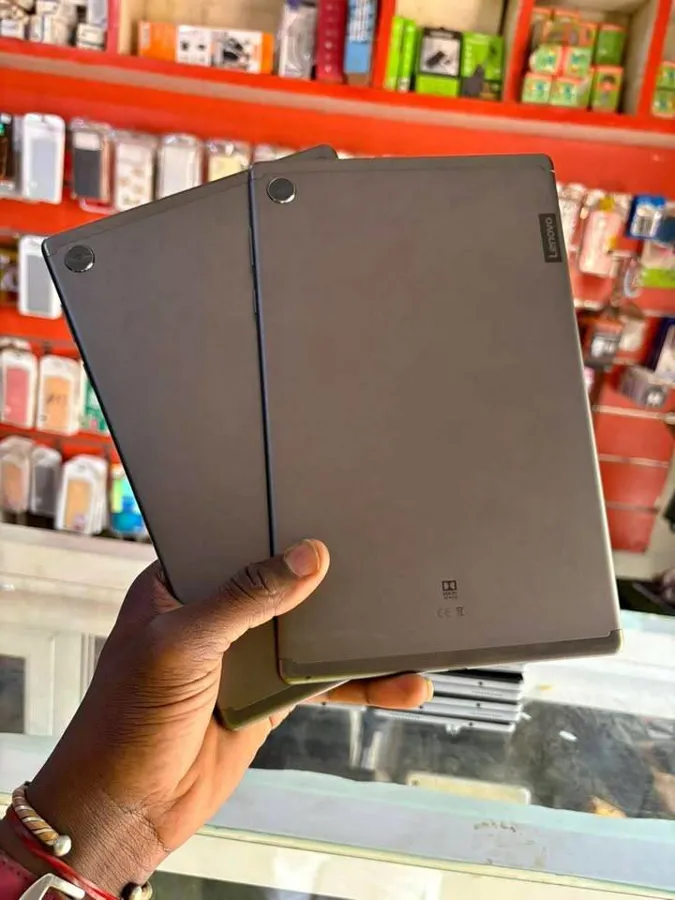 Tablettes Lenovo M10 (image 1)