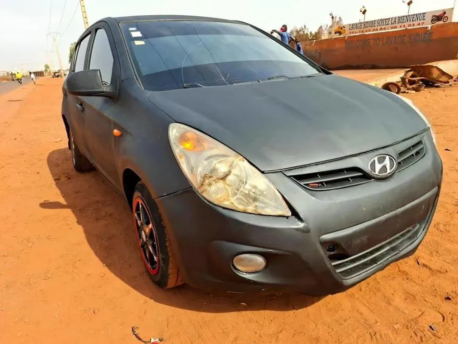 HYUNDAI i20 année 2011 (image 3)