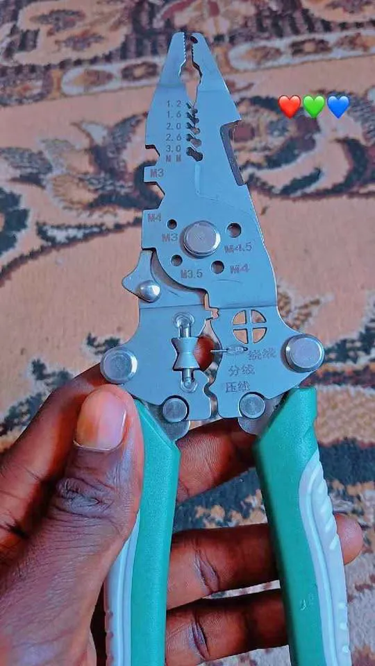 Pince multifonctionnelle (image 1)