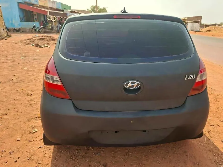 HYUNDAI i20 année 2011 (image 2)